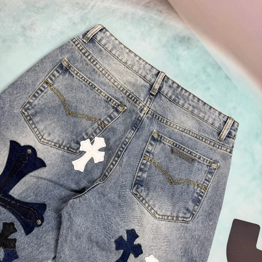 🅿️320 🔘Model No.-KL107 🔘Cro Hearts𝐂𝐡𝐫𝐨𝐦𝐞 𝐇𝐞𝐚𝐫𝐭 SexRecords Series Metallic Cross Matty Limited First Generation Cow King Jeans* This is a Chrome Hearts Croxin's limited edition jeans, the first generation of Croxin's Cow King, are unanimously recognized by the industry as the "Cow King" of jeans. It is highly recognizable and uses silver ornaments and leather design, which is unique on the market. Silver jewelry and patchwork leather complement each other, giving the pants a fashionable and high-end texture. This style of jeans is suitable for matching with all kinds of tops. It not only creates an eye-catching effect visually, but also has an excellent touch. It is the best choice for creating a cool and handsome outfit, and can easily help the wearer create an outstanding temperament.  Size: S M L XL XXL (28.30.32.34.36) Color: Blue